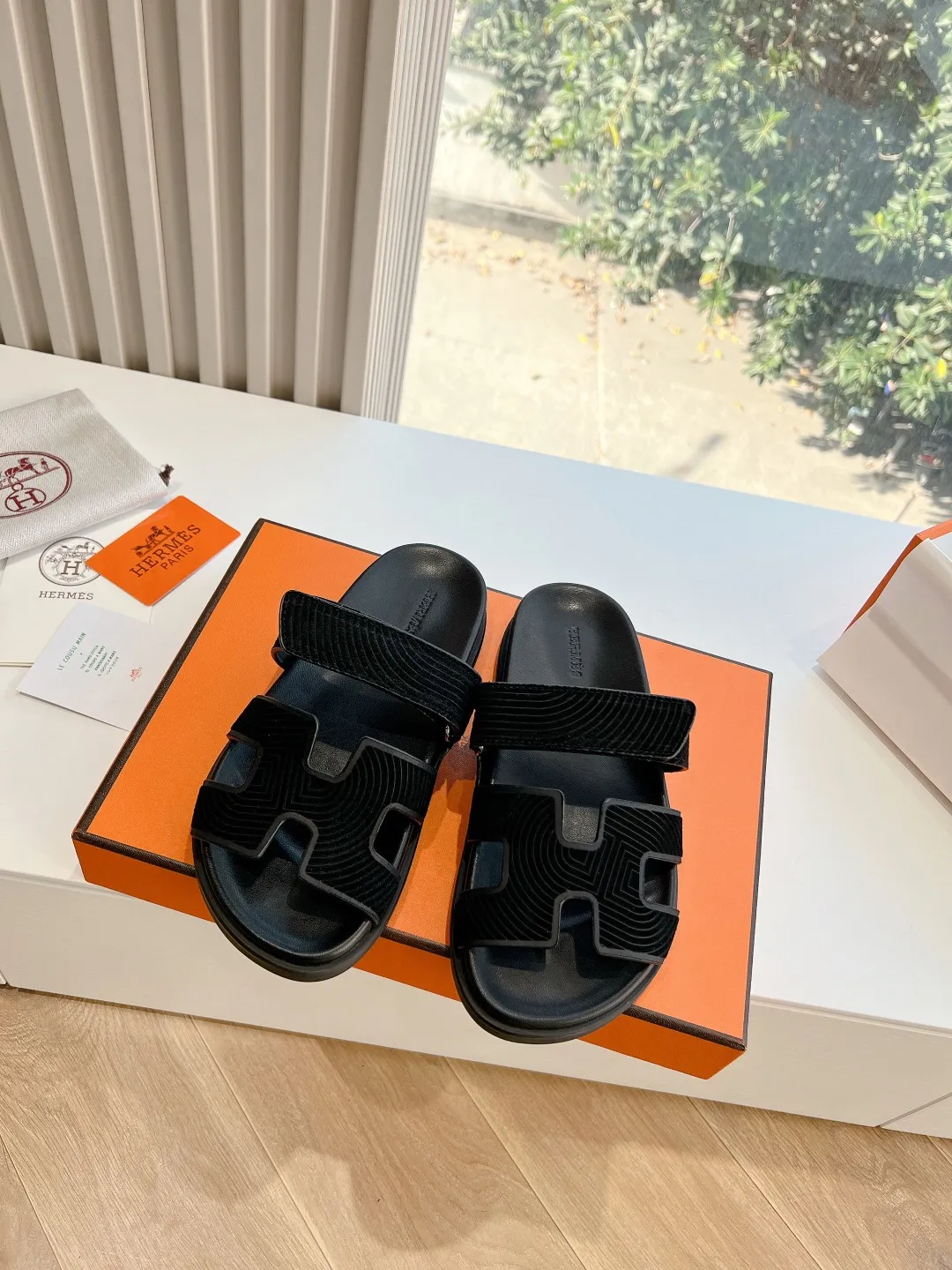 👟👟Ex-factory price 440👟👟 (Top version) H family 2024 spring and summer new style HERMES Hermes' recently popular couple's shoes, pig nose angle sandals and slippers, paired with various colorful socks, very trendy. Upper lining: imported original leather. Outsole: non-slip and wear-resistant outsole. Size: female 35-42 (40/42 non-returnable and non-exchangeable) Men’s size: 39-45 (45 is non-refundable and non-exchangeable)